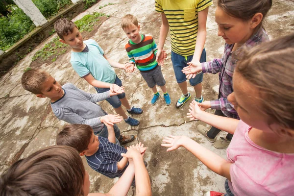 Kinderen spelen van het spel in de zomerkamp — Stockfoto