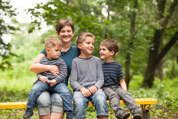 Madre con hijos al aire libre — Foto de Stock