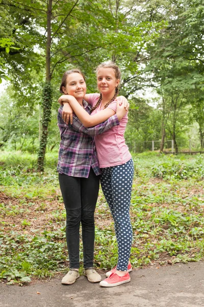 Dos hermanas abrazos — Foto de Stock