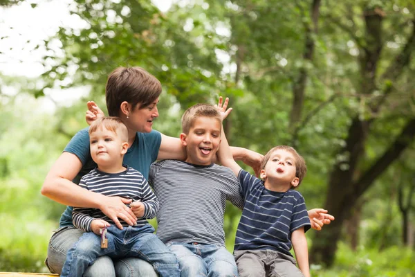 Madre con hijos al aire libre — Foto de Stock