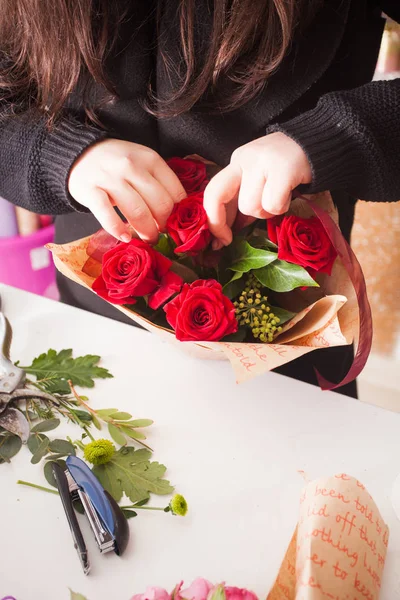 Florist making  bouquet of red roses — Stock Photo, Image