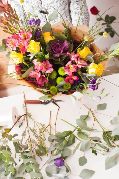 Florist making a bouquet — Stock Photo, Image