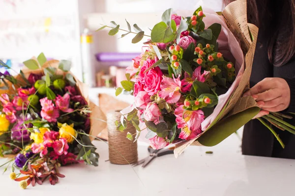 플로리스트 장미 꽃다발 만들기 — 스톡 사진