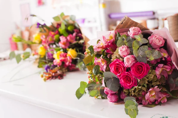 테이블에 완성 된 꽃다발 — 스톡 사진