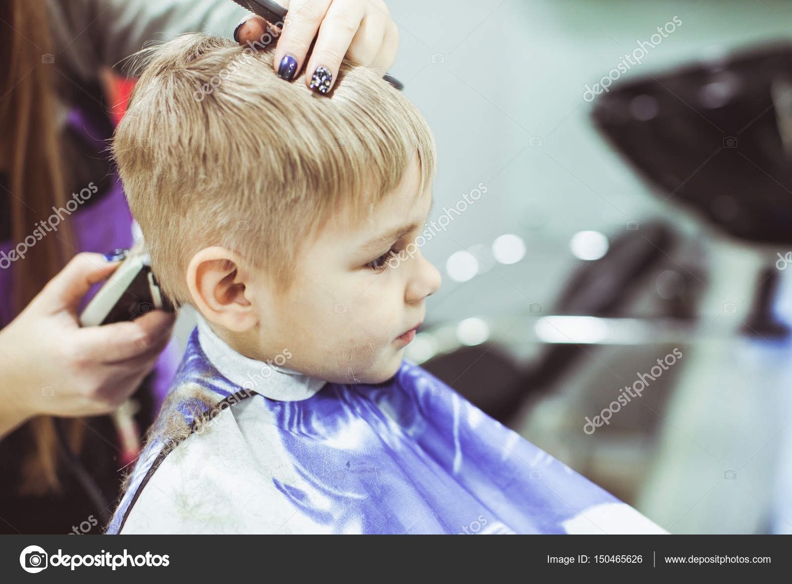 小さな男の子が美容室で髪型を作る ストック写真 Oksixx 150465626