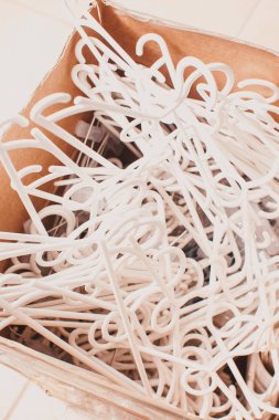 plastik elbise askıları