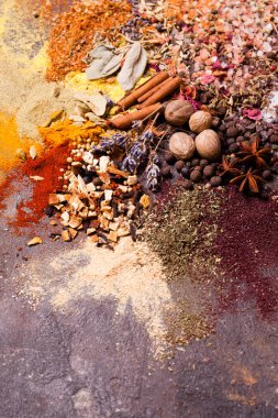 Düz yatıyordu baharatlı çerçeve