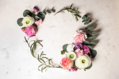 Çiçekli yuvarlak çerçeve