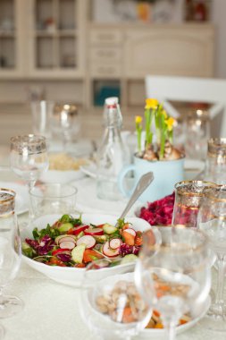 Tablo tatil için dekore edilmiştir.