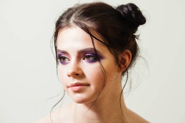 Genç bir kız için modaya uygun makyaj