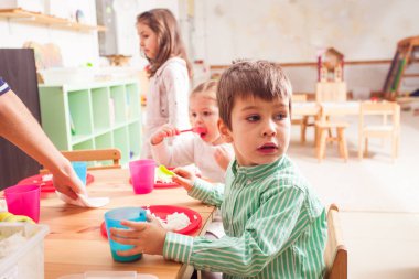 Anaokulunda yemek zamanı