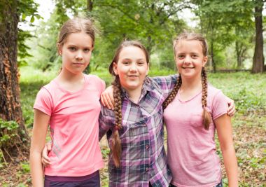 İki kız kardeş hugs