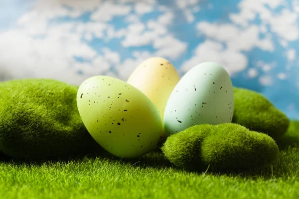 Çimlerin üzerinde paskalya yumurtası — Stok fotoğraf