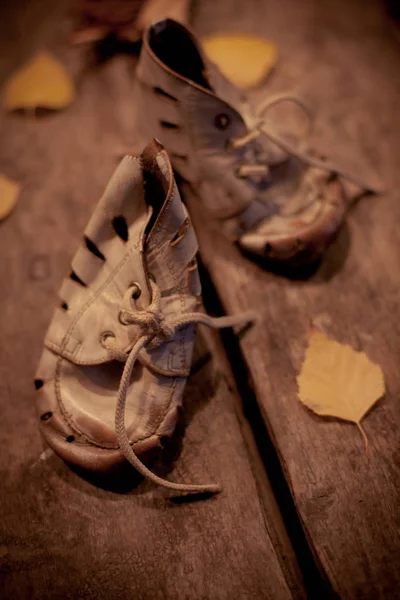 Staré boty pro chudé dítě — Stock fotografie
