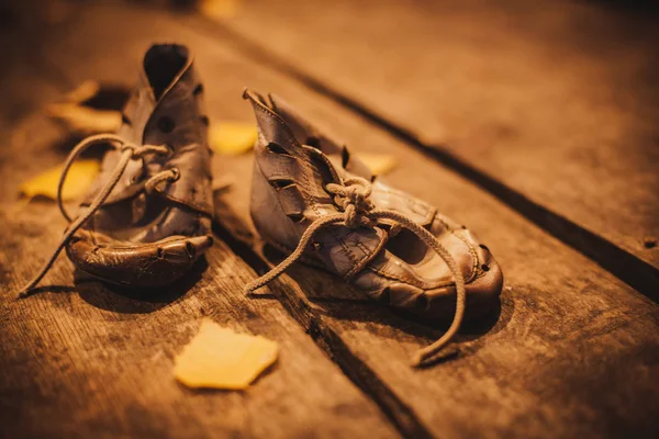 Alte Schuhe für armes Kind — Stockfoto