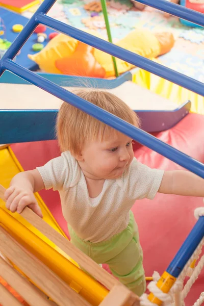 O bebê brincando no playground — Fotografia de Stock