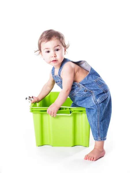 Ребёнок играет с контейнером — стоковое фото