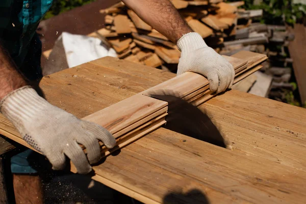 Harte Arbeit am Sägewerk — Stockfoto