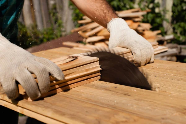 Harte Arbeit am Sägewerk — Stockfoto