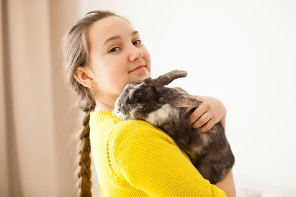 Menina com seu animal de estimação favorito — Fotografia de Stock