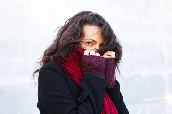 Kobieta ubrana w zimowe ubrania — Zdjęcie stockowe