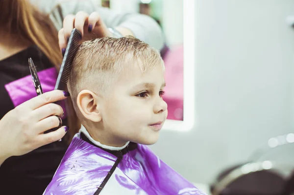 Mały chłopiec sprawia, że fryzura fryzjerka — Zdjęcie stockowe