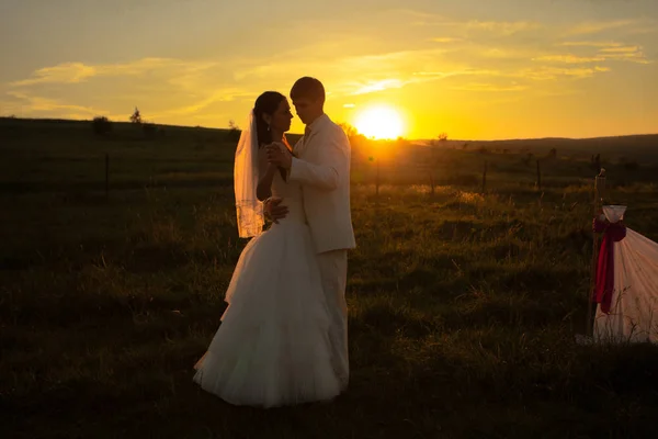 Γαμήλιο ζεύγος στο ηλιοβασίλεμα — Φωτογραφία Αρχείου