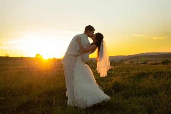 Bröllopsparet på sunset — Stockfoto