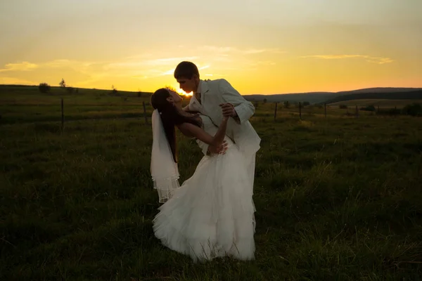 日没の結婚式のカップル — ストック写真