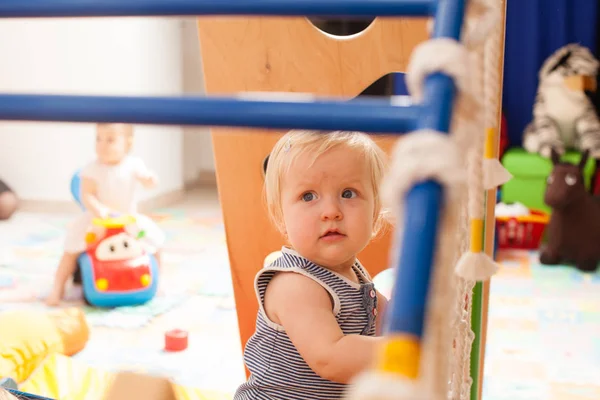 O bebê brincando no playground — Fotografia de Stock