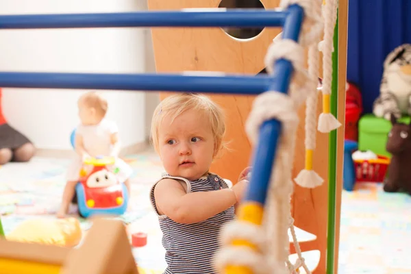 Dziecko bawiące się na placu zabaw — Zdjęcie stockowe