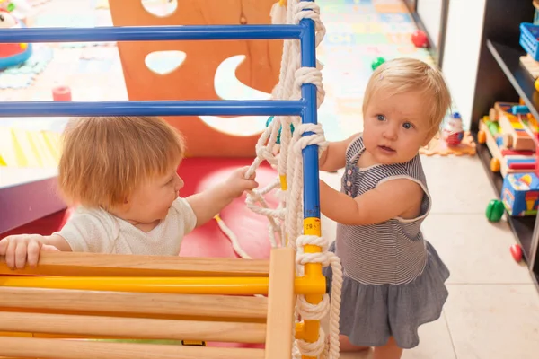 O bebê brincando no playground — Fotografia de Stock