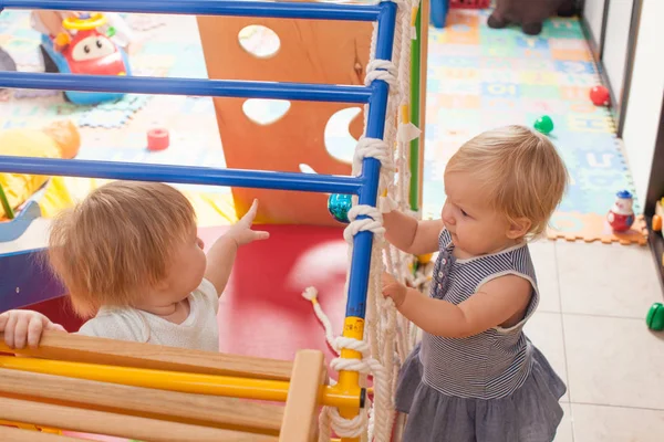 Das Baby spielt auf dem Spielplatz — Stockfoto