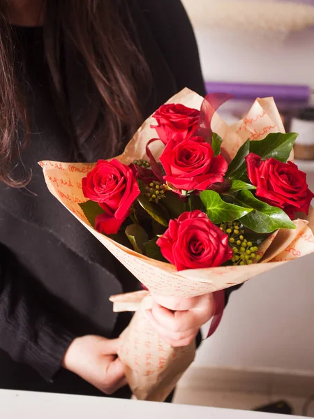 Florist making  bouquet of red roses — Stock Photo, Image