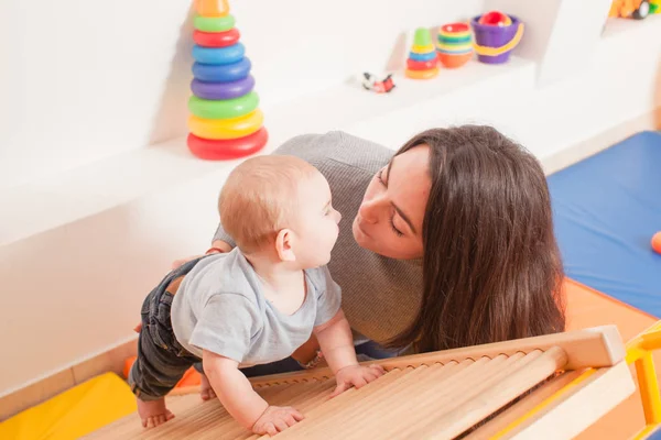 Interação entre mãe e bebê — Fotografia de Stock