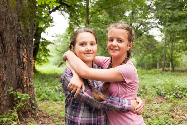 Två systrar kramar — Stockfoto