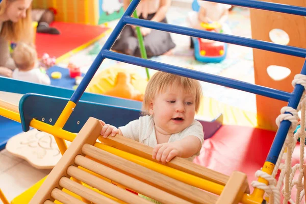 O bebê brincando no playground — Fotografia de Stock