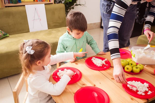 Temps de manger à la maternelle — Photo