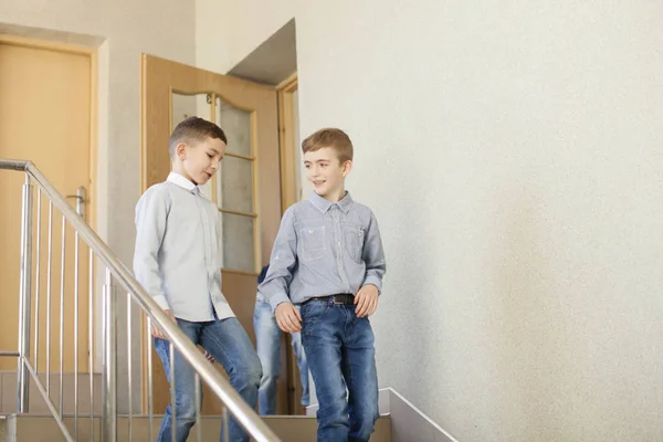 二人の少年が階下に行く — ストック写真
