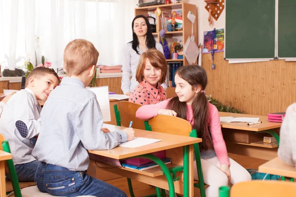 Menina da escola explicando seu colega de classe — Fotografia de Stock