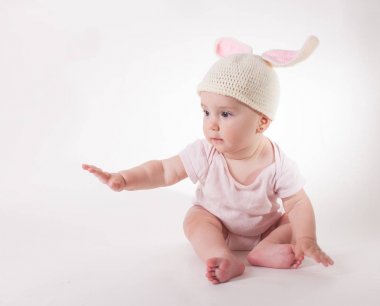 Tavşan şapkalı bir kız bebek