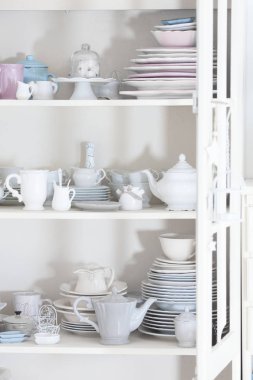 Eski püskü şık tarzıyla dishware