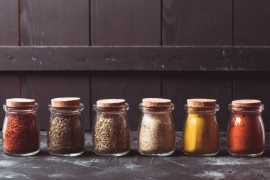 Çeşitli öğütülmüş baharat