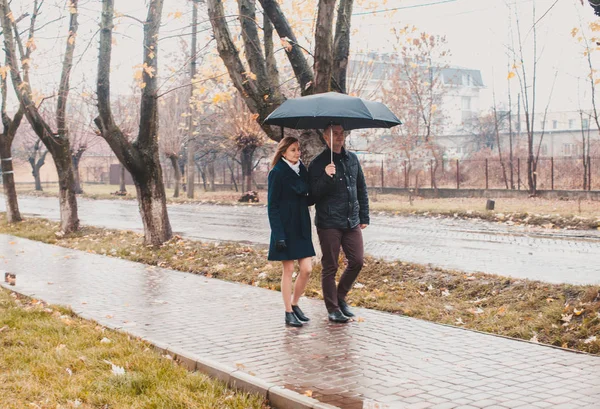 우산을 두른 젊은 부부 — 스톡 사진