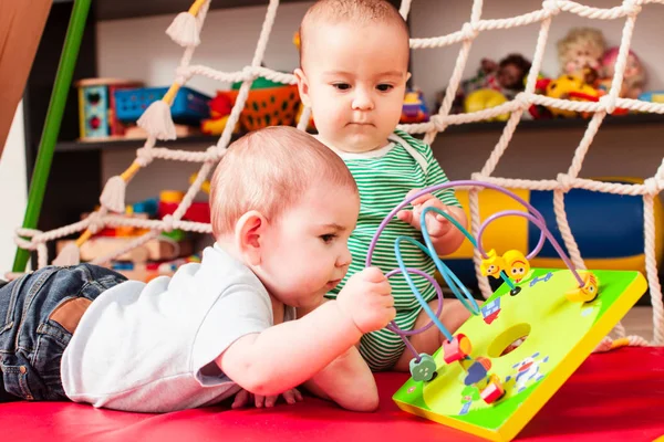 Dos bebés divirtiéndose — Foto de Stock