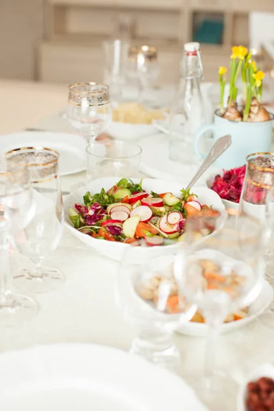 Mesa decorada para las vacaciones — Foto de Stock