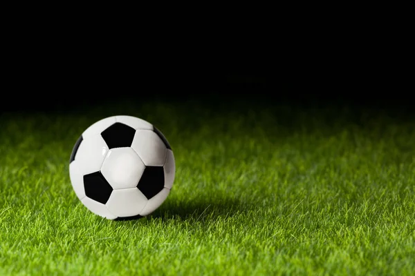 Pelota de fútbol en el césped antes del partido — Foto de Stock