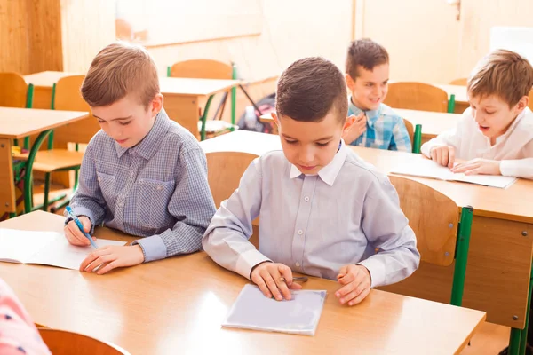 Niño blanco en el copybook — Foto de Stock