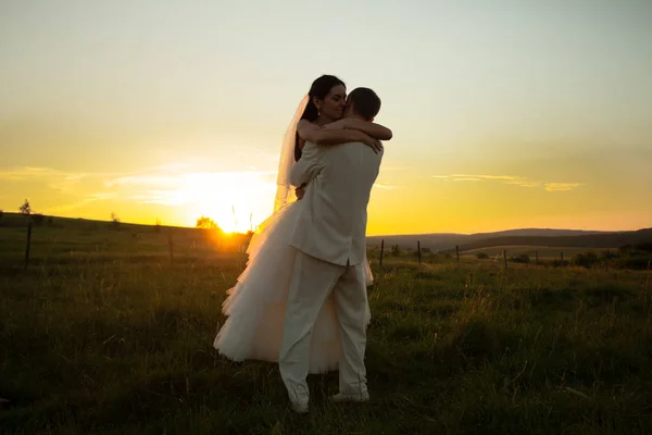 Casal de casamento no pôr do sol — Fotografia de Stock