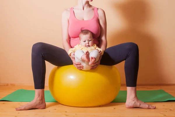 Baby oefeningen op de fitball — Stockfoto